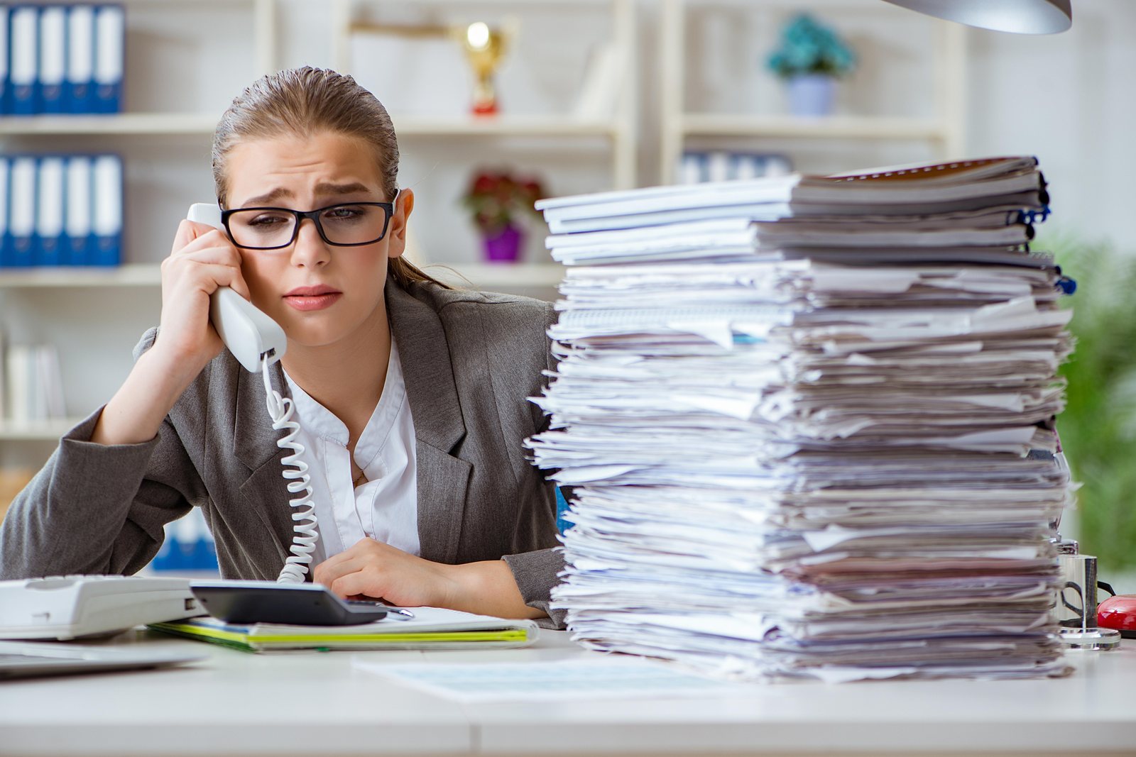 Pila de CVs impresos en un escritorio